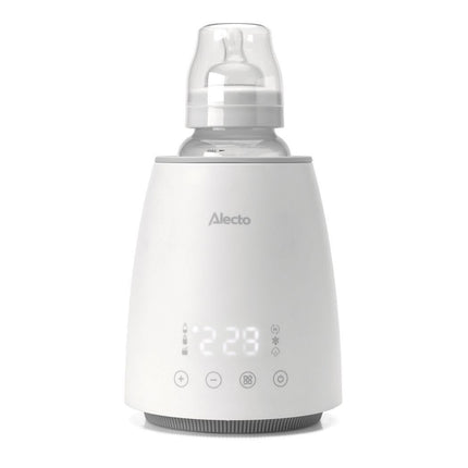 Moderne flessenwarmer op een lichte keukentafel naast een babyfles en draagbaar model, vastgelegd in zacht daglicht met rustige, huiselijke sfeer.