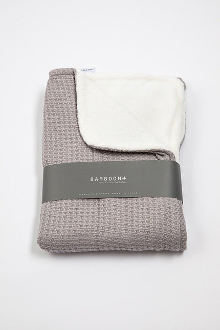 Bamboom Ledikantdeken Dubbel T.O.G 2.2 Warm Grijs 100x150cm koop je bij Babywinkel