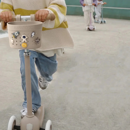 Banwood Kinderstep- en Fietsmandje Pin & Ride Sand koop je bij Babywinkel