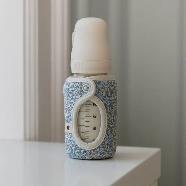 BIBS Babyfles Hoes Liberty Small Chamomile Lawn Baby Blue koop je bij Babywinkel