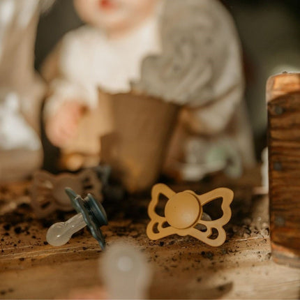 Frigg Speen Maat 2 Butterfly Great Gray/Honey Gold Silicone 2 - Pack - Frigg - Babywinkel - 5715239022437