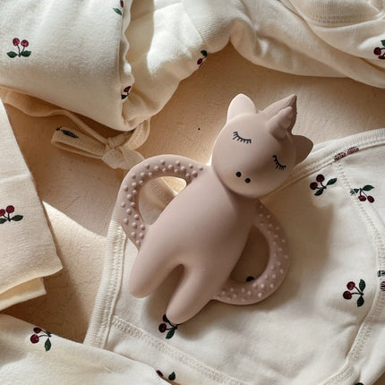 Konges Slojd Bijtring Unicorn Rose koop je bij Babywinkel