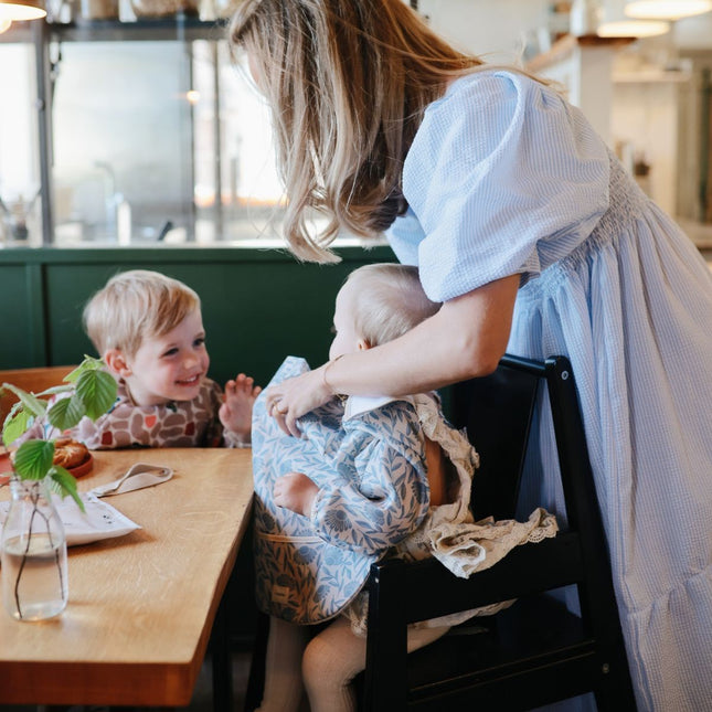 <tc>MUSHIE</tc> - LONG SLEEVE BIB - Niebieskie kwiaty