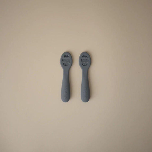 MUSHIE - FIRST FEEDING BABY SPOON - Tradewinds/Shifting sand - Mushie - Babywinkel - 84035580114