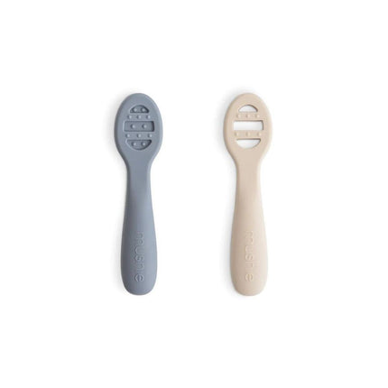 MUSHIE - FIRST FEEDING BABY SPOON - Tradewinds/Shifting sand - Mushie - Babywinkel - 84035580114