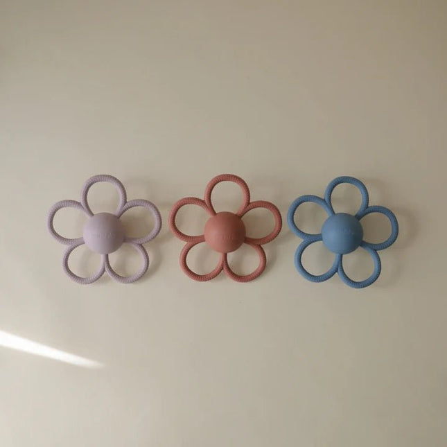 Mushie Rammelaar Daisy Bijtring - Faded Denim koop je bij Babywinkel