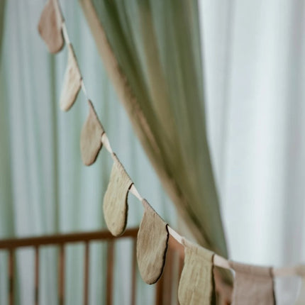 Slinger met vlaggetjes - Pure Sage - Babywinkel - 8721122584286